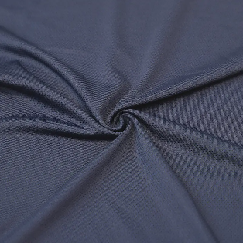 Anong mga uri ng mga basurang materyales ang karaniwang ginagamit upang makagawa ng mga recycled na polyester na tela?