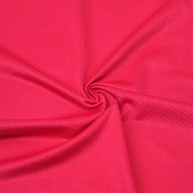 Paano nakakaapekto ang recycled na tela ng polyester sa pangkalahatang lifecycle ng isang produkto, mula sa paggawa hanggang sa pagtatapon?